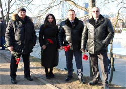 Представители филиала «Энергосбыт» возложили цветы к мемориалу на Острове мужества и скорби