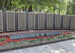 Представители филиала «Энергосбыт» РУП «Минскэнерго» возложили цветы к мемориальному комплексу на кладбище «Военное»
